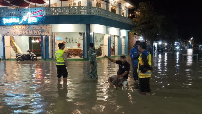 
					‎Hujan Deras Guyur Cepu, Sejumlah Titik Tergenang, Polisi Lakukan Rekayasa Lalu Lintas