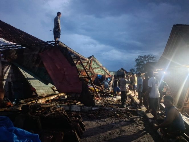 
					Diterjang Angin Kencang Saat Renovasi, Rumah Lansia di Kradenan Blora Roboh ‎