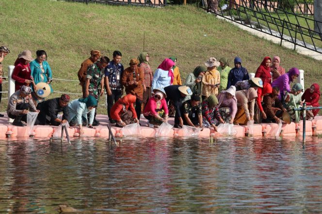 
					Peringati Hari Kartini dan HKG PKK, TP PKK Blora Tebar 2.000 Benih Ikan di Randugunting ‎