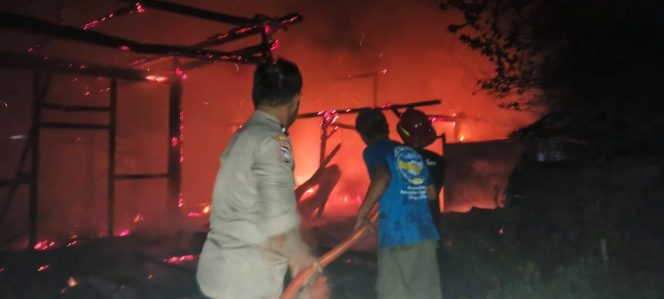 
					Rumah Lansia di Sambong Blora Ludes Terbakar, Kerugian Ditaksir Rp60 Juta ‎