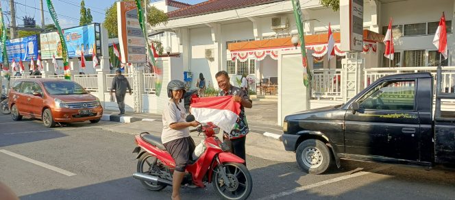 
					Semarak HUT ke-80 RI, Dinsos P3A Blora Bagikan Bendera Merah Putih Gratis ke Warga