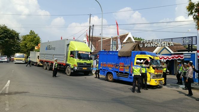 
					Satlantas Polres Blora Bagikan Bendera dan Bunga, Bangkitkan Semangat Nasionalisme di Jalanan