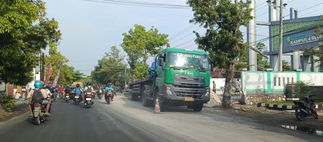 
					Truk Trailer Bermuatan Semen Tumpah di Depan Kampus Akper Blora