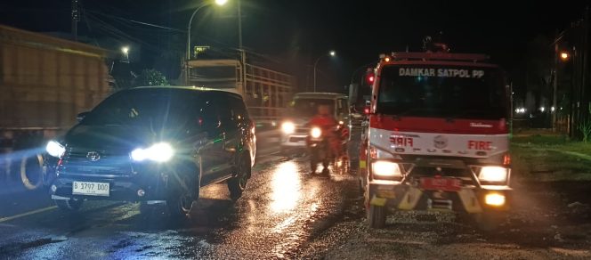 
					Dua Pemotor Terjatuh Akibat Tumpahan Solar, Damkar Blora Lakukan Pembersihan Jalan