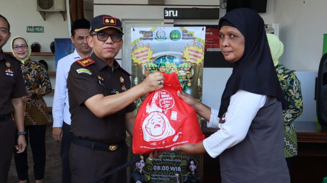 
					Kejari Rembang Gelar Pasar Murah Jelang Ramadan, Ratusan Paket Sembako Ludes dalam Sejam ‎