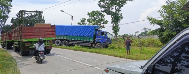 
					Rem Blong, Truk Tronton Terperosok di Jalan Raya Blora–Ngawen, Tak Ada Korban Jiwa