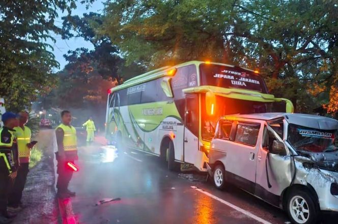 
					‎Kecelakaan Beruntun Tiga Kendaraan Terjadi di Jalur Blora–Ngawen, Tak Ada Korban Jiwa