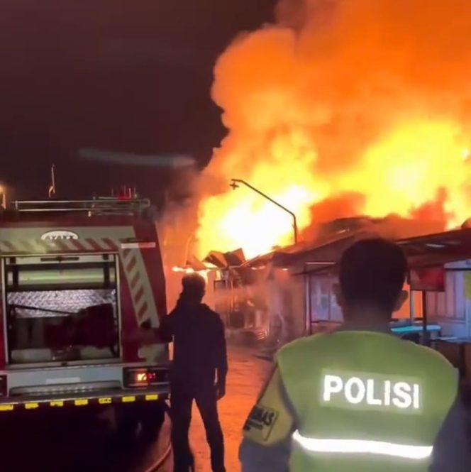 
					Kebakaran Hebat Hanguskan Rumah dan Bedak Pasar Darurat Ngawen, Kerugian Capai Rp2,2 Miliar