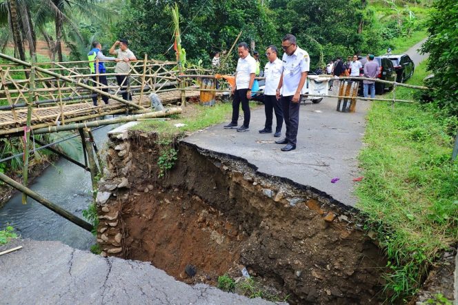 
					Bupati Kudus Tinjau Jembatan Ambrol di Desa Menawan, Pastikan Penanganan Cepat