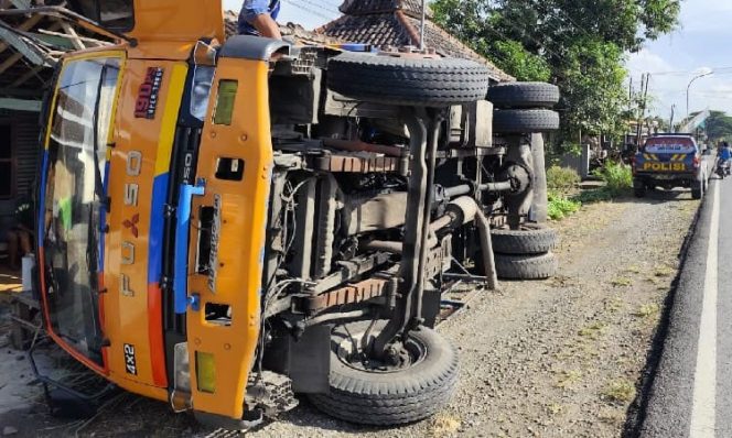 
					Truk Terguling di Jalan Blora–Cepu, Tabrak Teras Rumah Warga Cabak