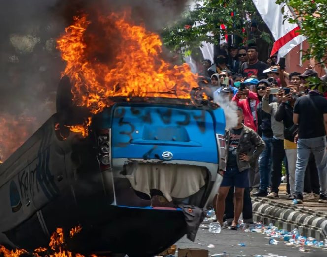 
					Mobil Polri Dibakar Massa Saat Unjuk Rasa di Pati, Sejumlah Fasilitas Pemkab Rusak